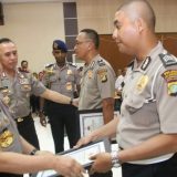 kapolri-memberikan-penghargaan-kepada-polisi-berprestasi